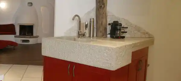 Rustikales Waschbecken mit Ablage aus hellem Marmor