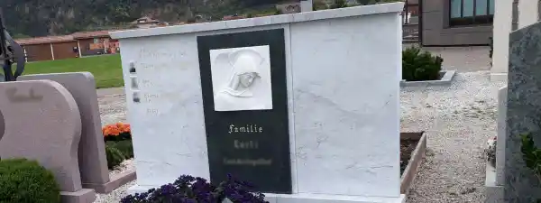 Madonna - Familiengrab Marmor Carrara und Serpetin