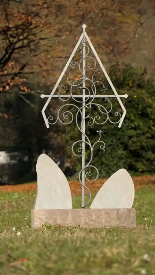 Alpha - Grabstein mit zwei Schrifttafeln und Grabkreuz