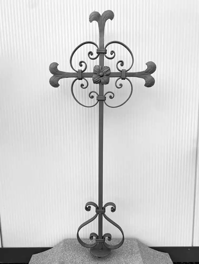 Kleines Schmiedeeisenkreuz mit Schnörkel FS-20