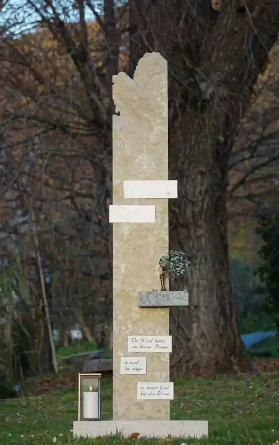 Verticale - Grabstein Monolith aus Marmor
