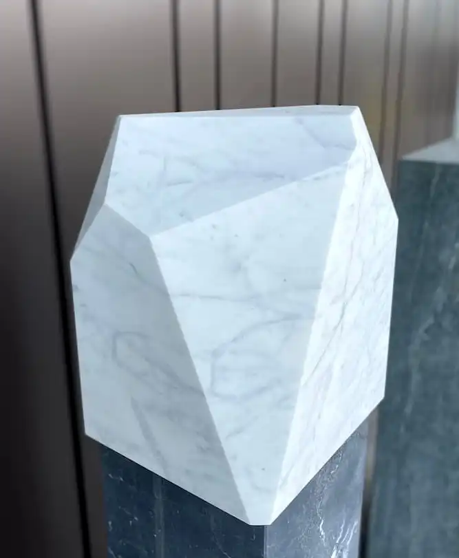Diamante – Urne aus weißem Carrara Marmor 