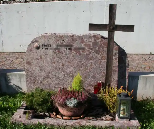 Grabstein aus Vöraner Porphyr Südtirol