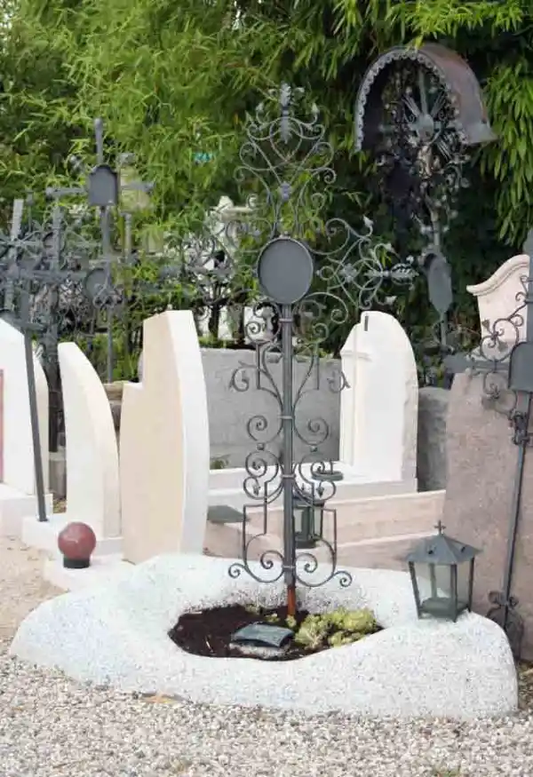 Grabstein aus Granitfindling mit altem Grabkreuz aus Schmiedeeisen