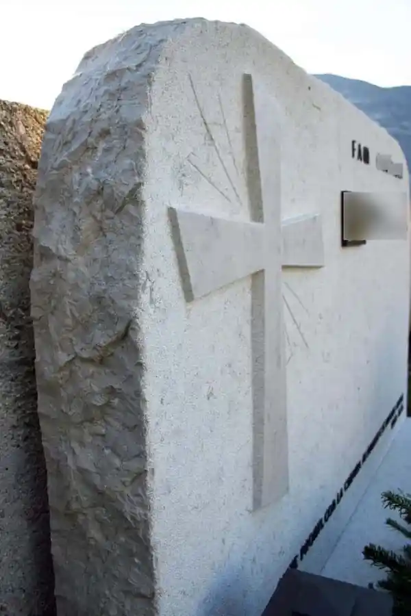 Tomba di famiglia in pietra calcarea chiara