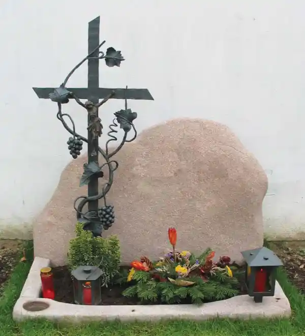 Grabstein aus Südtiroler Porphyr-Findling mit Grabkreuz aus Schmiedeeisen