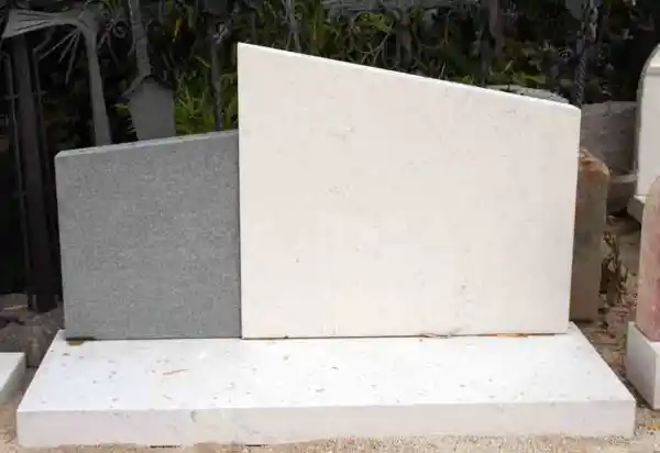 Lapide composta da due lastre trapezoidali di marmo e granito