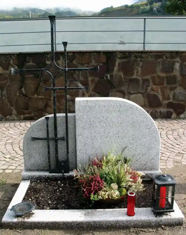 Grabstein aus zwei verschiedenen Graniten mit Grabkreuz