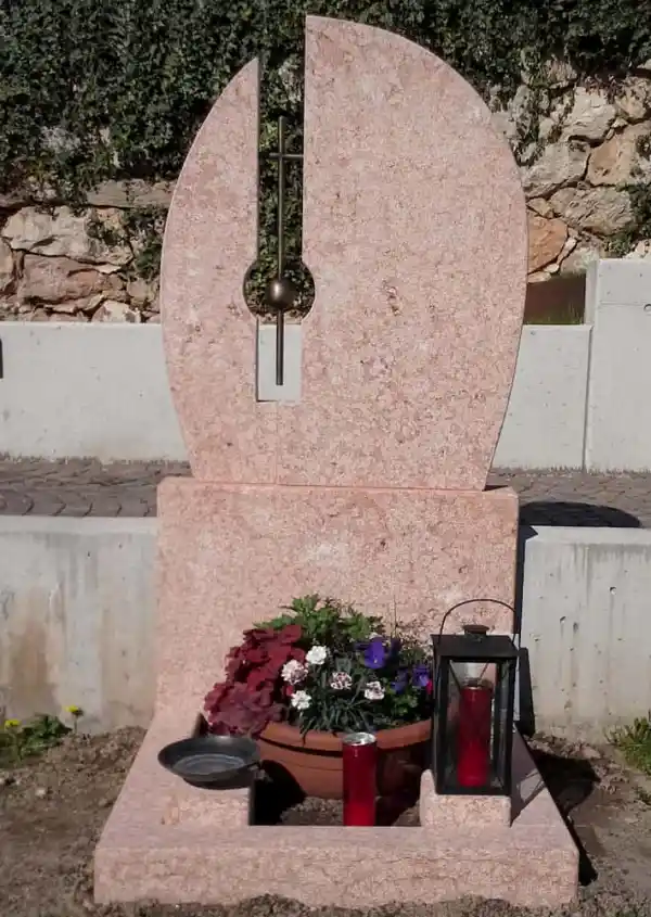 Moderner Grabstein mit Bronzekreuz