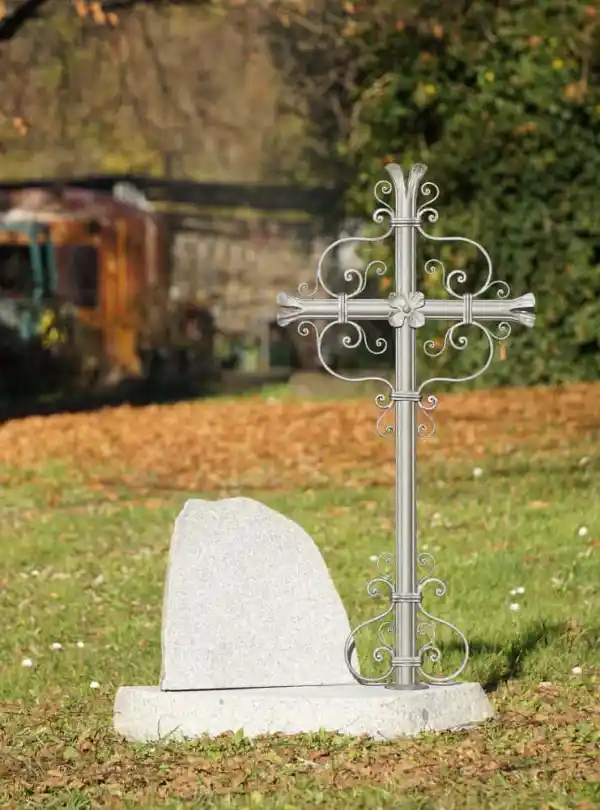 Monte - Einzelgrabstein aus Granitfindling mit Grabkreuz