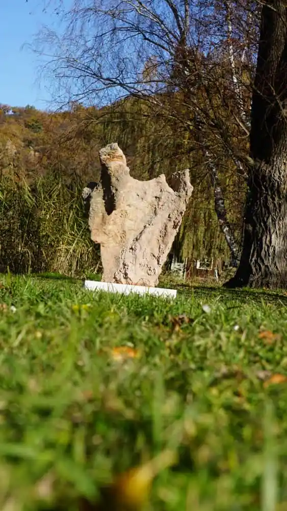 Carso - lapide realizzata da un masso di pietra