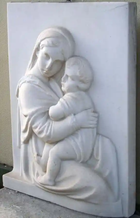 „Mutter mit Kind“ Relief aus weißen Laaser Marmor