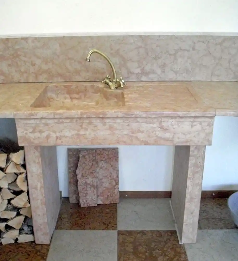 Küchenwaschbecken aus Naturstein mit Arbeitsplatte